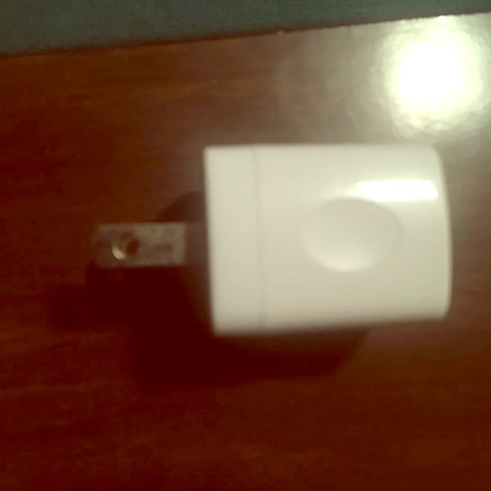 Wall plug (USB) and 2 lightning cables for Apple